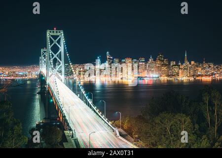 Vue panoramique classique de la ville de San Francisco avec le pont Oakland Bay illuminé dans une belle crépuscule nocturne au crépuscule en été, Californie, États-Unis Banque D'Images