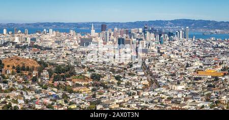 Vue panoramique sur les magnifiques gratte-ciel de la ville de San Francisco et la baie depuis Twin Peaks vista point de vue sur une journée ensoleillée pittoresque en été, Californie, États-Unis Banque D'Images