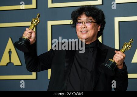 Hollywood, Californie, États-Unis. 9 février 2020. Dolby Theatre au Hollywood & Highland Center, Hollywood, Royaume-Uni. 9 février 2020. Bong Joon Ho pose avec l'Oscar pour la meilleure Image dans le Parasite du film pendant les 92ème Academy Awards, 2020 . Photo Par Crédit : Julie Edwards/Alay Live News Banque D'Images