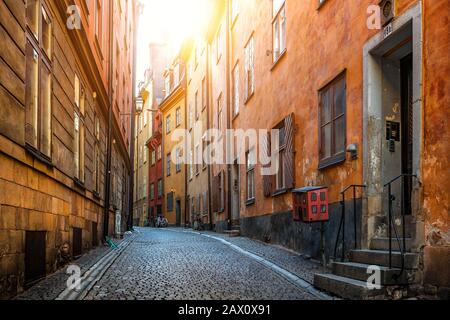 Vue classique de la pittoresque allée Prästgatan avec des maisons colorées traditionnelles dans la vieille ville historique de Stockholm Gamla Stan, dans la lumière du matin dorée, en Suède Banque D'Images