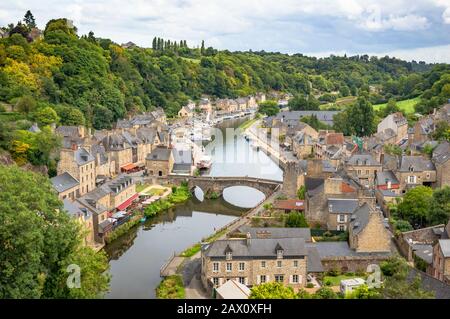 Belle vue aérienne de la ville historique de Dinan avec la rivière Rance lors d'une journée d'été ensoleillée avec un paysage nuageux spectaculaire, Côtes-d'Armor, Bretagne, France Banque D'Images