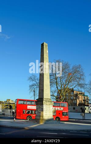 Londres, Grande-Bretagne - 15 janvier 2016 : colonne sur le cirque de St. George avec bus rouge à impériale traditionnel à Southwark Banque D'Images