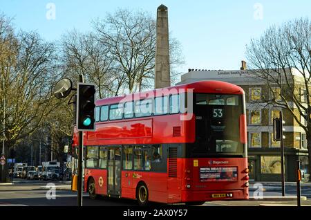 Londres, Grande-Bretagne - 15 janvier 2016 : colonne sur le cirque de St. George avec bus rouge à impériale traditionnel à Southwark Banque D'Images