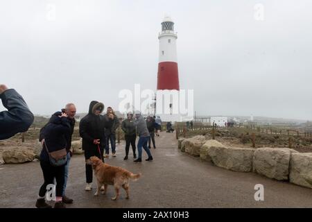 Portland Bill, Dorset. 10 février 2020. Météo au Royaume-Uni : les gens de Storm Ciara regardaient alors qu'il batte la côte, Dave Hammant/Alay Live News Banque D'Images