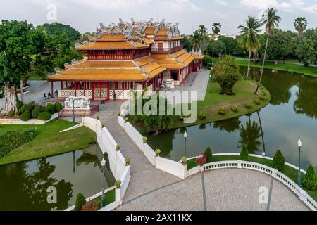 Vue aérienne du palais de style chinois du Wehart Chamraut à Bang Pa Dans le palais d'Ayutthaya, Thaïlande Banque D'Images