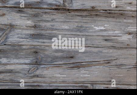 Fond de planche en bois, anciennes planches de couleur grise avec des fissures et des clous rouillés, texture en bois naturelle. Banque D'Images