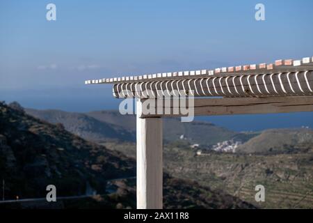 Pare-soleil traditionnel protection solaire. Détails pergola en bois blanc, ciel bleu clair et fond de campagne Banque D'Images