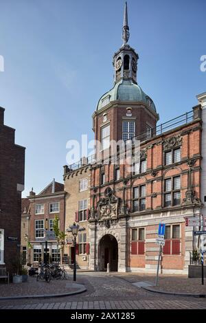 La Groothoofdspoort, l'ancienne porte principale de la ville, à Dordrecht, aux Pays-Bas Banque D'Images