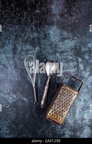 Cuisine vintage sur un fond bleu corniche Banque D'Images