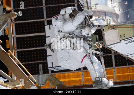 ISS - 20 janvier 2020 - l'astronaute de la NASA Jessica Meir est équipé d'outils à poignée revolver et fixé à un dispositif de retenue pour pied portable articulé pendant un Banque D'Images