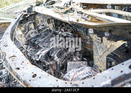 Gros plan du moteur de voiture isolée, brûlée Renault Scenic abandonnée sur le Royaume-Uni gaspiller. Vol de voiture au Royaume-Uni, criminalité automobile, vandalisme. La police le sait. Banque D'Images