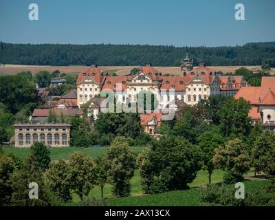 Schloss Ellingen, Weißenburg, Franken, Bayern, Deutschland | Pré De Fleurs Sauvages, Schloss Ellingen , Weißenburg, Franconie, Bavière, Allemagne Banque D'Images