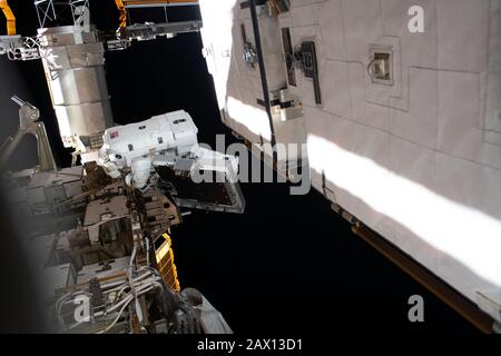 ISS - 20 janvier 2020 - l'astronaute de la NASA Christina Koch est photographié près d'un panneau solaire lors d'une sortie spatiale pour finaliser la mise à niveau des systèmes d'alimentation sur l'Interna Banque D'Images