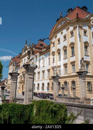 Schloss Ellingen, Weißenburg, Franken, Bayern, Deutschland | Pré De Fleurs Sauvages, Schloss Ellingen , Weißenburg, Franconie, Bavière, Allemagne Banque D'Images