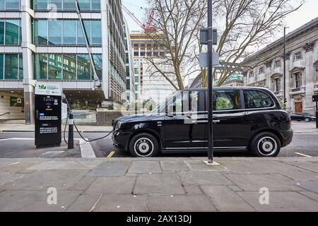 London Black Cab, TX Electric taxi de LEVC à un point de charge RAPD Electric au centre de Londres. Banque D'Images