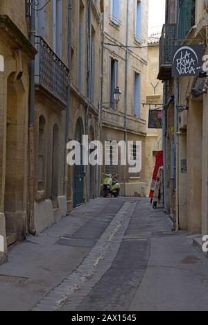 Une rue étroite et raide dans le vieux quartier de Montpellier, près de la rue de l'Université. Montpellier, France Banque D'Images