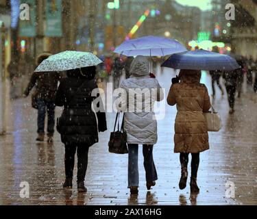 Glasgow, Écosse, Royaume-Uni, 9 février 2020: Météo britannique: La nuit des temps de tempête avec les prévisions d'une poursuite au cours des quatre prochains jours a vu la neige tomber avec le vent dans le centre ville Buchanan Street shoppers sur le style Mile. Copywrite Gerard Ferry/ Alay Live News Banque D'Images