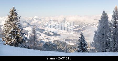 Vue panoramique sur Kirchberg au Tyrol et la vallée environnante dans le domaine skiable de Kitzbühel, en Autriche. Banque D'Images