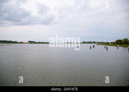 La vue depuis le pont jusqu'à la Bodden depuis la ville de Wolgast en mer Baltique par un jour nuageux Banque D'Images