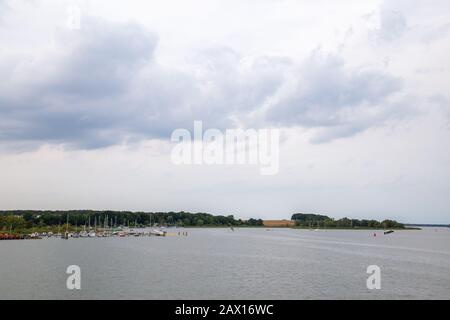 La vue depuis le pont jusqu'à la Bodden depuis la ville de Wolgast en mer Baltique par un jour nuageux Banque D'Images