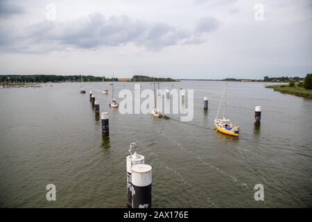 La vue depuis le pont jusqu'à la Bodden depuis la ville de Wolgast en mer Baltique par un jour nuageux Banque D'Images