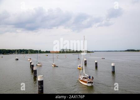 La vue depuis le pont jusqu'à la Bodden depuis la ville de Wolgast en mer Baltique par un jour nuageux Banque D'Images