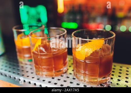 Trois cocktails au bar. Whisky Cola, Rum Cola, Whiskey avec jus au bar pendant une soirée de discothèque Banque D'Images