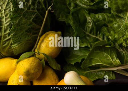 Agrumes au citron avec un goût acide et des légumes fraîchement cueillis dans le jardin et à la table de notre cuisine pour être préparés dans un sain et Banque D'Images