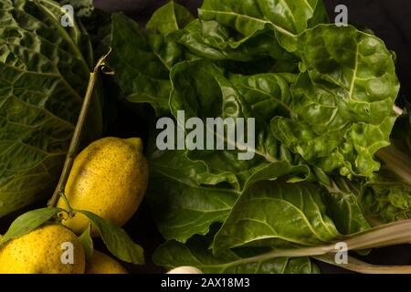 Agrumes au citron avec un goût acide et des légumes fraîchement cueillis dans le jardin et à la table de notre cuisine pour être préparés dans un sain et Banque D'Images