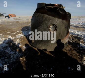 Les équipes russes de recherche et de sauvetage arrivent à l'engin Soyuz MS-13 après avoir touché l'équipage de 61 membres de l'expédition, l'astronaute de la NASA Christina Koch, l'astronaute de l'ESA Luca Parmitano et le cosmos cosmonaute Alexander Skvortsov le 6 février 2020 dans une zone éloignée près de Zhezkazgan, au Kazakhstan. Koch est rentré sur Terre après avoir fait 328 jours dans l'espace, le plus long vol spatial de l'histoire par une femme, en tant que membre des expéditions 59-60-61 de la Station spatiale internationale. Banque D'Images