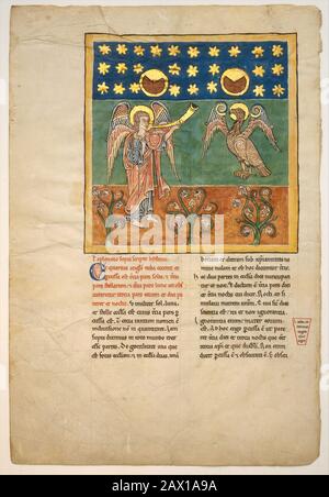 Feuille d'un manuscrit de Beatus : le quatrième Ange retentit la truite et un Aigle Cries Woe, CA. 1180. Pendant l'Apocalypse : le quatrième ange sonne une trompette alors que le soleil, la lune et les étoiles s'assombrit. Vision de la fin du monde, telle qu'enregistrée par Saint Jean dans l'Apocalypse (Livre de l'Apocalypse). Banque D'Images