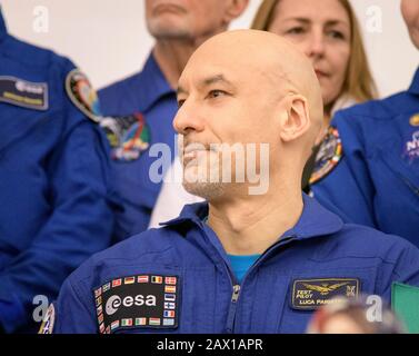 L'astronaute de l'ESA Luca Parmitano après son arrivée à la cérémonie de bienvenue à l'aéroport de Karaganda à la suite d'un atterrissage réussi à bord de l'engin spatial Soyuz MS-13 a touché les autres membres de l'équipage, le cosmos cosmonaute Alexander Skvortsov et l'astronaute de la NASA Christina Koch le 6 février 2020 à Zhezkazgan, au Kazakhstan. Koch est rentré sur Terre après avoir fait 328 jours dans l'espace, le plus long vol spatial de l'histoire par une femme, en tant que membre des expéditions 59-60-61 de la Station spatiale internationale. Banque D'Images