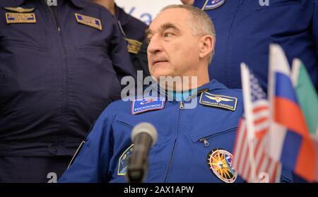 Roscosmos cosmonaut Alexander Skvortsov, lors d'une conférence de presse à la suite d'un atterrissage réussi à bord de l'engin spatial Soyuz MS-13, touché par d'autres membres d'équipage, l'astronaute de l'ESA Luca Parmitano et l'astronaute de la NASA Christina Koch à l'aéroport Karaganda le 6 février 2020 à Zhezkazgan, au Kazakhstan. Koch est rentré sur Terre après avoir fait 328 jours dans l'espace, le plus long vol spatial de l'histoire par une femme, en tant que membre des expéditions 59-60-61 de la Station spatiale internationale. Banque D'Images