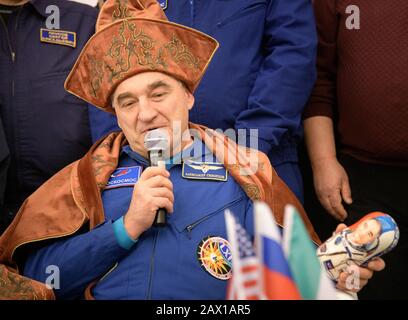 Roscosmos cosmonaut Alexander Skvortsov, portant un chapeau kazakh traditionnel lors d'une conférence de presse à la suite d'un atterrissage réussi à bord de l'engin Soyuz MS-13, touché par les autres membres de l'équipage, l'astronaute de l'ESA Luca Parmitano et l'astronaute de la NASA Christina Koch à l'aéroport Karaganda le 6 février 2020 à Zhezkazgan, au Kazakhstan. Koch est rentré sur Terre après avoir fait 328 jours dans l'espace, le plus long vol spatial de l'histoire par une femme, en tant que membre des expéditions 59-60-61 de la Station spatiale internationale. Banque D'Images