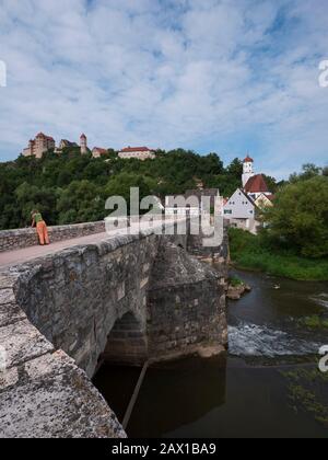 Harburg, alte Brücke über die Wörnitz, Nördlinger Ries, Franken, Bayern, Deutschland | Harburg, ancien pont traversant Wörnitz, Noerdlinger Ries, Francon Banque D'Images