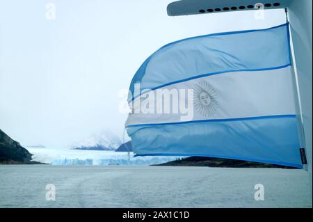 Drapeau de l'Argentine sur un bateau de croisière Qui Agresse contre le glacier Perito Moreno Banque D'Images