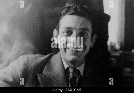 1945 CA , Milan , ITALIE : l'écrivain italien , acteur , peintre et prix Nobel en 1997 , DARIO FO ( né à Sangiano, 24 mars 1926 ), Dans cette photo quand était un jeune artiste de 19 ans à L'école BRERA Accademia di Belle Arti - LETTERATO - SCRITTORE - LETTERATURA - Littérature - dramaturgo - TEATRO - THÉÂTRE - commediografo - PREMIO NOBEL - personalità da giovani giovane - personnalités célébrités de célébrités de la personnalité quand était jeune -- -- Archivio GBB Banque D'Images