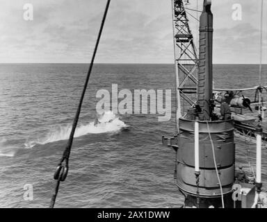 1942 , 4 JUIN , ÉTATS-UNIS : BATAILLE DE MIDWAY . LCdr Maxwell F. Leslie, commandant de l'escadron de bombardement VB-3, fossés à côté du croiseur lourd USS Astoria (CA-34) après avoir attaqué avec succès le transporteur japonais Soryu pendant la bataille de Midway, 13:48 h, 4 juin 1942. Leslie et son wingman Lt(jg) P.A. Holmberg ont déchré près d'Astoria en raison de l'épuisement du carburant, après que leur transporteur parent USS Yorktown (CV-5) était attaqué par des avions japonais lorsqu'ils sont retournés. Leslie, Holmberg et leurs timiers ont été sauvés par l'un des bateaux à baleine du bateau. Notez l'un des Curitiss SOC Sea du plus croiseur Banque D'Images