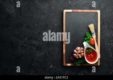 Sauce barbecue. Tomates, épices et herbes. Vue de dessus. Espace libre pour votre texte. Banque D'Images