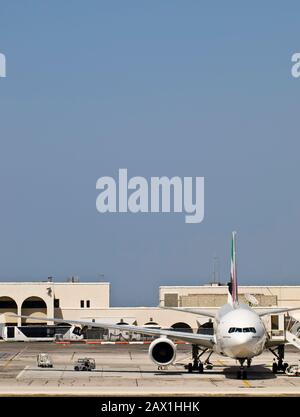 Avions civils sur un tablier terminal dans un aérodrome de Malte Banque D'Images