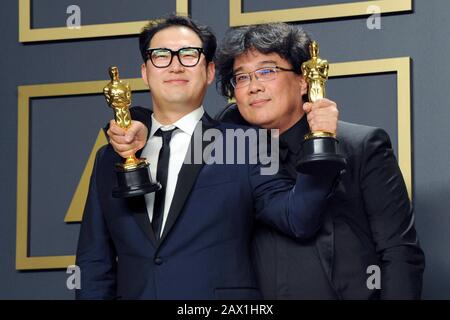 Los Angeles, États-Unis. 9 février 2020. Han Jin Won et Bong Joon-ho, lauréats du prix meilleur jeu d'écran, meilleur directeur et meilleur film pour 'Parasite', dans la salle de presse des Prix annuels 2020/92ème Academy au Hollywood & Highland Center. Los Angeles, le 9 février 2020 | utilisation dans le monde crédit: DPA/Alay Live News Banque D'Images