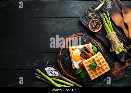 Petit Déjeuner. Gaufres belges avec œufs, asperges et bacon. Des aliments sains. Vue de dessus. Espace libre pour votre texte. Banque D'Images