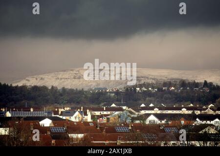 Glasgow, Écosse, Royaume-Uni, 9 février 2020: Météo britannique: La nuit des temps de tempête avec les prévisions d'une poursuite au cours des quatre prochains jours a vu la neige tomber avec le vent dans le centre-ville avec elle allongé sur les collines au-dessus de la ville bearsden près des collines de campsie. Copywrite Gerard Ferry/ Alay Live News Banque D'Images