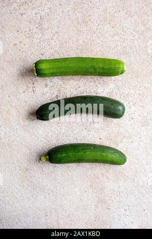 3 courgette courgettes sur dalle de pierre Banque D'Images