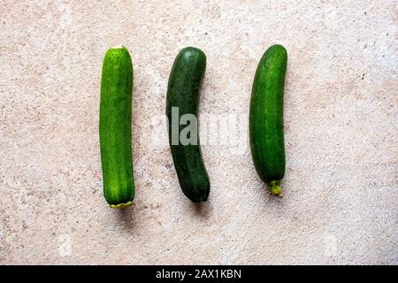 3 courgette courgettes sur dalle de pierre Banque D'Images