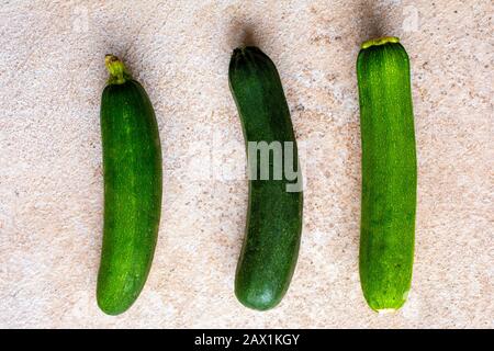 3 courgette courgettes sur dalle de pierre Banque D'Images