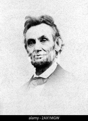 1865 , 5 février, États-Unis : Le président des États-Unis ABRAHAM LINCOLN ( Big South Fork , KY, 1809 - Washington 1865 ) . Photo d'Alexander GARDNER ( 1821 - 1882 ) prise à la galerie Gardner à Washington, DC, le dimanche 5 février 1865. Cette dernière photo de la dernière séance photo de Lincoln de la vie a été longtemps pensé avoir été faite le 10 avril 1865, mais plus récente recherche a indiqué la date antérieure en février. - Presidente della Repubblica - Stati Uniti - USA - ritratto - portrait - cravatta - tie - papillon - col - coletto - Abramo --- Archivio GBB Banque D'Images