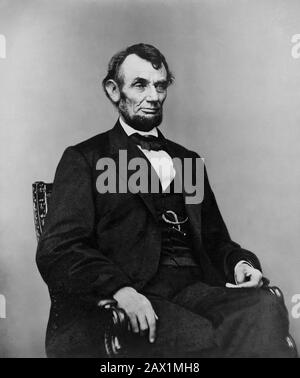 1864 , 9 février , États-Unis : Le président des États-Unis ABRAHAM LINCOLN ( Big South Fork , KY, 1809 - Washington 1865 ). Photo D'ANTHONY BERGER . Portrait utilisé pour le buste gravé de Lincoln qui est apparu sur la facture de cinq dollars des États-Unis pendant de nombreuses années, de 1914 à 2007 - Presidente della Repubblica - Stati Uniti - USA - ritratto - portrait - cravatta - tie - papillon - col - coletto - Abramo -- -- Archivio GBB Banque D'Images