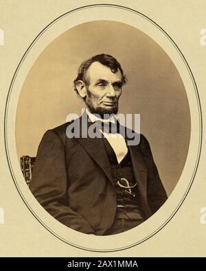 1864 , 9 février , États-Unis : Le président des États-Unis ABRAHAM LINCOLN ( Big South Fork , KY, 1809 - Washington 1865 ). Photo D'ANTHONY BERGER . Portrait utilisé pour le buste gravé de Lincoln qui est apparu sur la facture de cinq dollars des États-Unis pendant de nombreuses années, de 1914 à 2007 - Presidente della Repubblica - Stati Uniti - USA - ritratto - portrait - cravatta - tie - papillon - col - coletto - Abramo -- -- Archivio GBB Banque D'Images