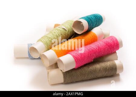 Fils de coton colorés sur rouleaux pour la couture. Bobines de filetage utilisées dans l'industrie textile et textile Banque D'Images